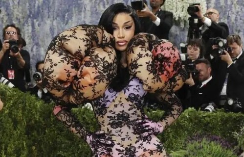 诡异！Cardi B红毯造型 网友：爬满苍蝇的腐败食物