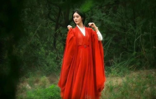 《与凤行》再爆新剧照:赵丽颖红衣曳地，身后实景彰显“野心”! - 360娱乐