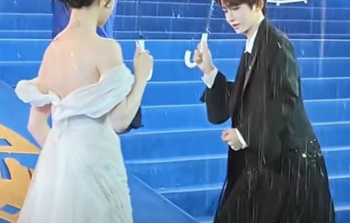 北影节明星冒雨走红毯，舒淇宋佳大气，刘浩存回眸经典，沈腾又忘词