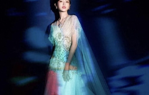 唐嫣蓝纱裹身造型绝美动人！柔美优雅气质出众，宛如仙女下凡