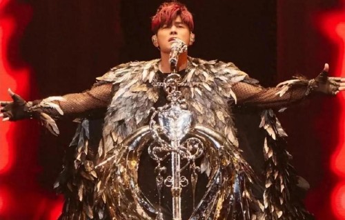 周杰伦演唱划水升级！在日本连唱两小时不休息，国内拉兄弟团帮唱