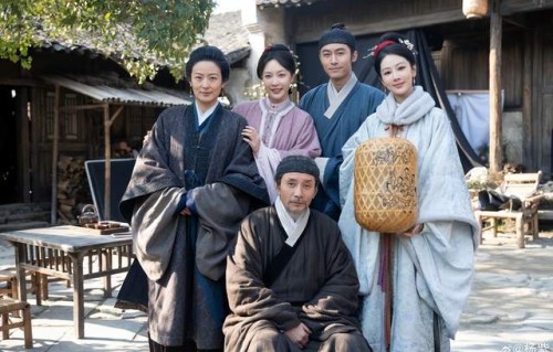 杨紫直播自嘲“脖子太长”:被路透剪影吓到，以为遭恶意P图_韩东_修过_家业|韩东君|娱乐圈|插曲|造型|嘉宾