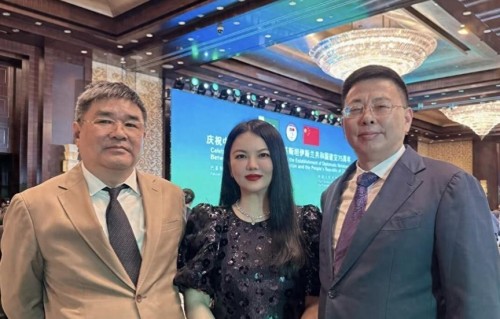 李湘高调晒邀请函！瘦了一大圈，脸蛋紧致赘肉也没啦！气质满分