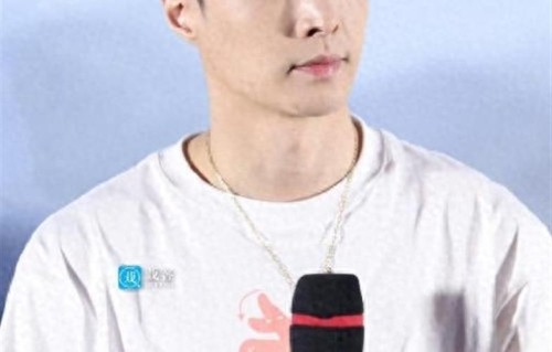 张艺兴没消失，反而在别处忙得脚不沾地，谣言刚传开