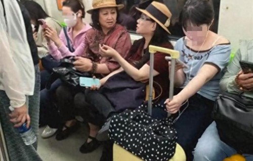 70岁徐松子坐地铁被偶遇，离婚13年没再婚也没孩子，状态很不错