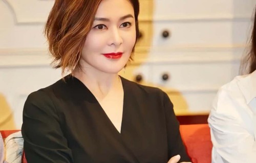 大美人关之琳弟弟生日，姐弟俩罕见同框，破产后宣布改名转运