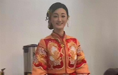 陈亚男和现任秀恩爱，男方仪式感十足会讨女方欢心，二人感情甜蜜