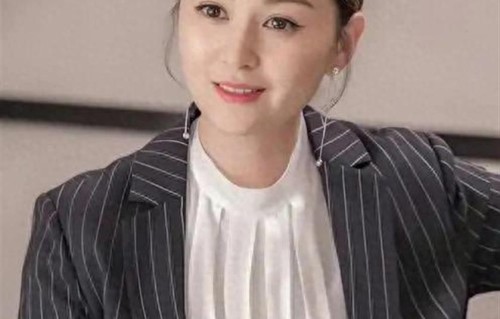 被称为最干净女演员，富商苦追10年才嫁，如今和女儿被宠成宝