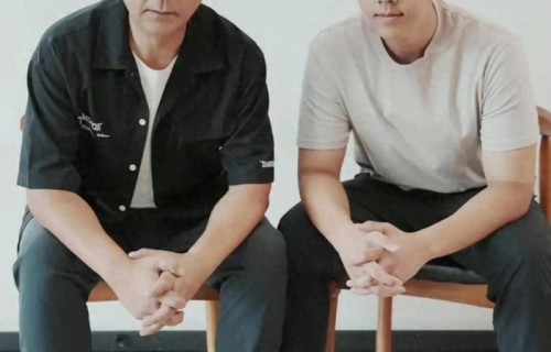 郭涛儿子石头18岁生日照,1.8米大个肌肉发达,颜值就像郭涛18岁