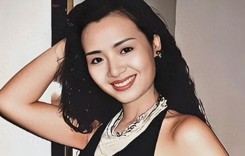 她是香港第1波霸，跟男友同居26年，现在变成这个样子