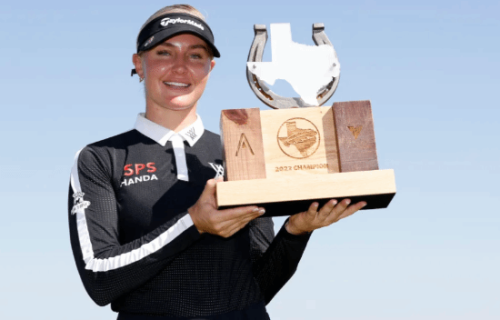 知名美女球星直播走光！挥杆崩飞裤扣太尴尬