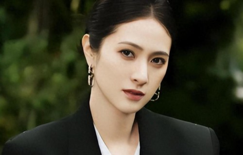 与靳东分手后遵从父命嫁人，46 岁的她被丈夫宠成公主，十分幸福