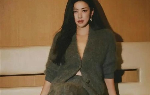 朱珠留气质披肩发配灰色针织套装裙，简约大方显气质