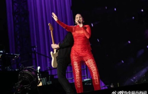 那英惊叹结石姐“嗓子眼有大炮”，《歌手》现场神点评一夜爆火