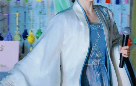 虞书欣尝试导演工作，对她在演艺圈的发展和定位有何影响？