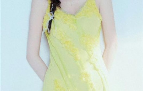 徐艺洋壁直杀疯了！蛋黄吊带裙+麻花辫，甜妹天花板不过如此