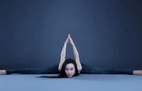 《乘风2026》：58岁萧蔷劈一字马唱跳《恋我癖》，自律成鎏金锋芒|蔡依林|细纹|冻龄|皮肤松弛|眼角