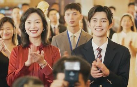 《叵测》争议再起，不靠颜值翻红的王佳佳，让张艺谋说的话应验了