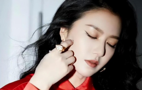 47岁陈亦飞娶小3岁谭维维，靠她赚钱养家，开3万旧车带娃