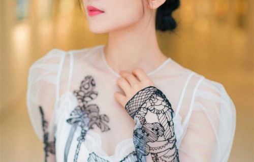 肤白貌美，笑靥如花的高圆圆，曼妙身姿，凹凸有致，美艳绝伦