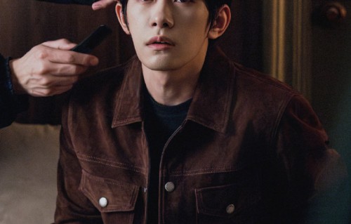 易烊千玺：光影间，邂逅他的深沉魅力|外套|麂皮|娱乐圈|乘风破浪|艺术品