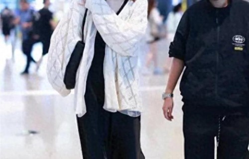 王欧身穿黑色连衣裙搭配白色开衫黑色半拖，真时髦啊气质是真的好