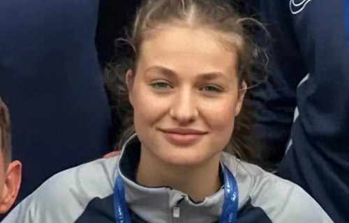 雌激素失衡！莱昂诺尔公主比赛照，腰腹肉感十足，和妹妹同款体型 