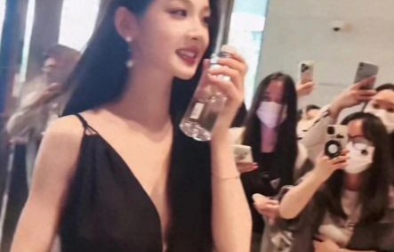 张淼怡红毯造型惊艳全场，从软萌甜妹变身拽姐女王|空气刘海|评论|免责声明|侵权|绯闻