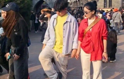 50岁胡可近况曝光！嫁给沙溢恩爱15年，如今两个儿子成为她的骄傲