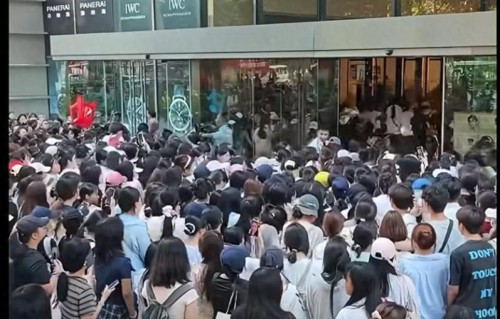 张凌赫南宁粉丝见面会人潮失控，玻璃门被挤爆导致多人受伤