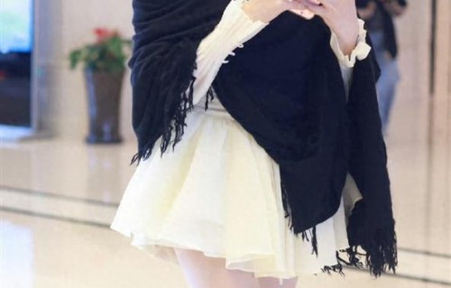 张雨绮封神冷酷丝袜妆造！内娱姐姐的权力穿搭太绝了