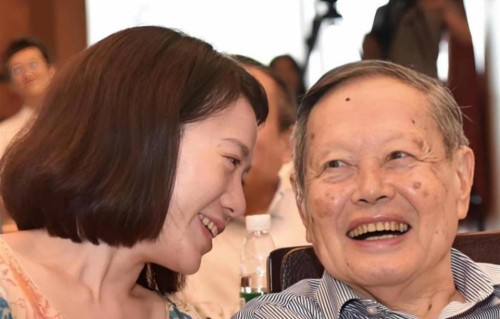 杨振宁离世7个月后，遗孀翁帆面相变了，怀孕传闻早已真相大白