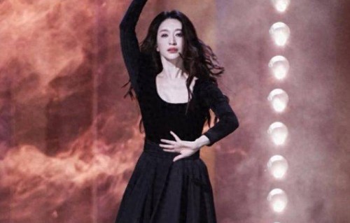 演员李小冉50岁像30岁，曾自曝平时用26元的香皂洗脸