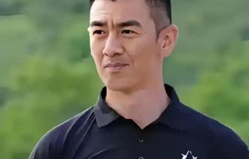 55岁任天野近况曝光！娶美女演员朱荔莘生下一子，婚姻生活很幸福