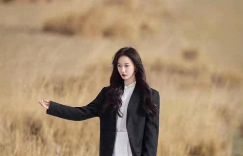 王珞丹现状，搬进深山生活，母亲不再催婚，41岁和两只狗相依为命