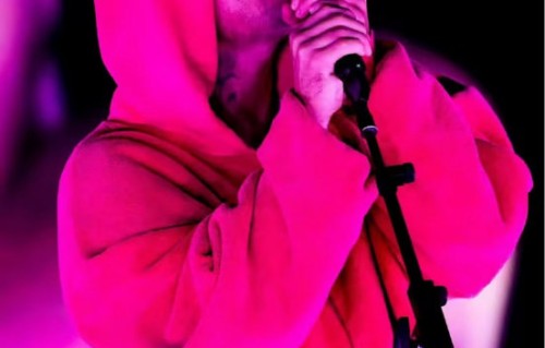 贾斯汀·比伯在科切拉现场为碧梨演唱了哪些歌？