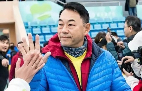 香港知名演员揩油同剧女星，拍吻戏主动伸舌头，婚内出轨获妻子原谅
