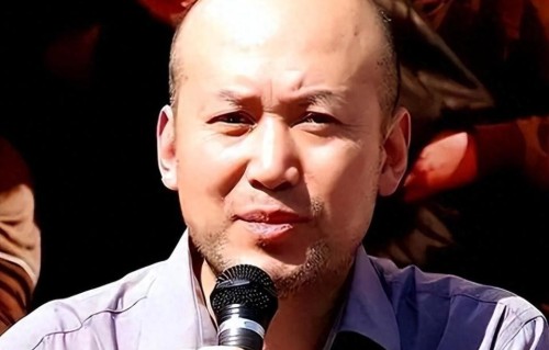 70岁郭达现状：住在西安老小区里养老，老态龙钟，妻子身份不一般