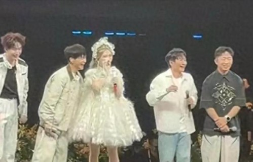 谢娜演唱吴昕迟迟不现身，真相曝光，不是不愿到场而是不能 