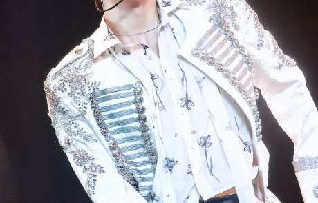 粉丝对朱志鑫“真人还是画报”的讨论，反映了当下偶像产业的什么现象？