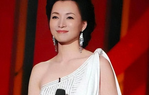 53岁董卿近况曝光！在上海与父母同住，离婚传闻背后真相浮出水面 