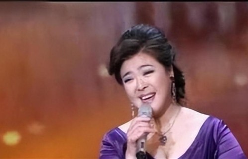 原来他俩是母子，母亲是顶级歌后，儿子是导演，俩人至今都是单身