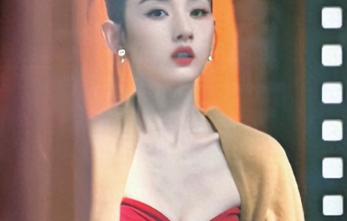 宋祖儿三里屯参加活动！筷子腿排骨胸、瘦到气血不足，怪不得不火 