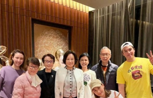 何超莲罕见晒三房全家福庆生照引发热议