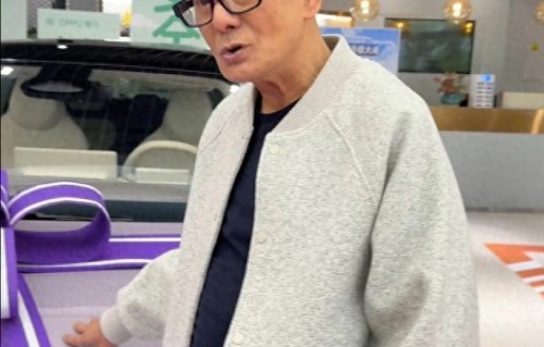 71岁“鸠摩智”近况曝光：东莞街头出行，为女儿选代步车接地气 