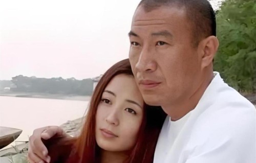 67岁石兆琪，娶圈外美女生下一子，如今一家三口其乐融融