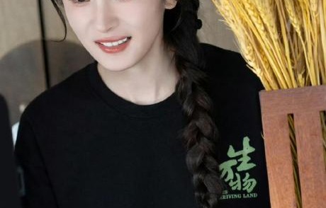 杨幂圈内人缘揭秘：前辈赞其努力，新人说她暖心，转型引热议