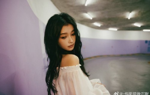 《余烬之上》的角色如何与孙怡的真人秀形象形成联动？