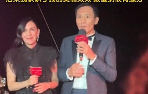 刘烨戛纳让妻子当翻译，结婚17年十指紧扣，跨国婚姻也能这么稳！