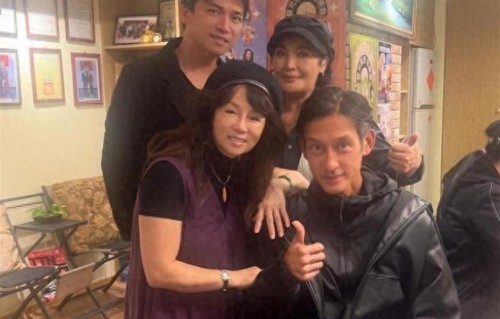 唐治平精神状态再度失常，对路人泼洒饮料，女友称他没指望了